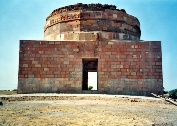 Tomb of Rani Roopmati & Bazbahadur,Sarangpur, Rajgarh.jpg